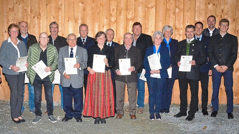 Die geehrten Gemeindebürger zusammen mit Bürgermeisterin Angelika Ritt-Frank (links) und den beiden weiteren Bürgermeistern Armin Schneider (2. von rechts) und Dr. Matthias Plank (rechts).