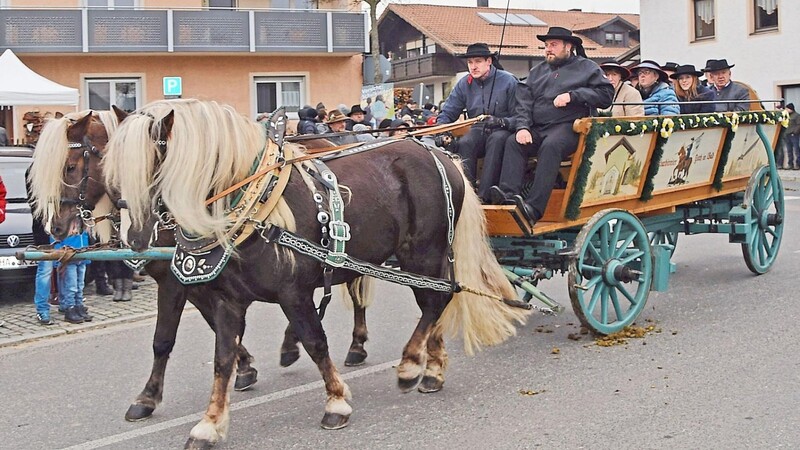 Auch die Further Leonhardireiter - hier mit ihrem Truhenwagen - waren in Arnschwang vertreten.