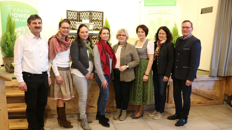 Franz Lammer (v.l), Bauerndiakon von Gottfrieding, Irmi Duller, BBV Kreisvorstandsmitglied, Marion Zehentbauer, BBV Kreisvorstandsmitglied, Tatjana Tarabek-Danzl, ärztliche Leitung des Palliativteams des Kinderkrankenhauses Landshut, Ursula Pichlmeyer, BBV Kreisvorstandsmitglied, Angelika Graf, BBV Kreisbäuerin Landshut, Irene Büchl, BBV Kreisvorstandsmitglied, Georg Spornraft-Penker, Bürgermeister Vilsheim.