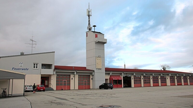 Das Feuerwehrhaus mit den Garagen in der Deggendorfer Straße.