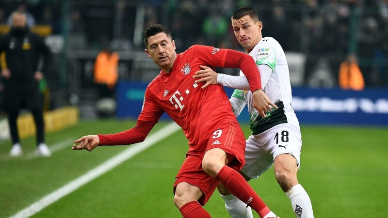 Robert Lewandowski (links) gegen Borussia Mönchengladbach