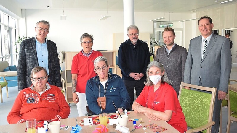 Hintere Reihe von links: Landrat Werner Bumeder, Leiterin Martina Heider, der zweite stellvertretende BRK-Kreisverbandsvorsitzende Wolfram Lüers, Geschäftsführer Andreas Endl und erster stellvertretender Vorsitzender Dr. Franz Gassner in der neuen BRK-Tagespflegestation in der Krankenhausstraße.