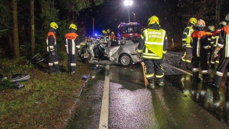 Vier Autos wurden am Samstagabend auf der B533 bei Auerbach in einen schweren Unfall verwickelt.