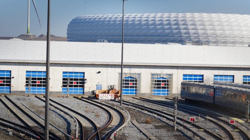 Die Halle 11 am Betriebshof Nord in Fröttmaning liegt nahe der Allianz Arena. Dort werden die Münchner U-Bahnen wieder sauber.