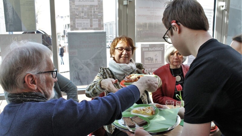 Die Notker-Schüler servierten am Donnerstag erstmals selbst gemachte Butterbrezen, Nussecken und Apfeltarte an ihre Gäste (im Bild mittig Inge Profendiner vom Behindertenbeirat und rechts Monika Herold-Walther).