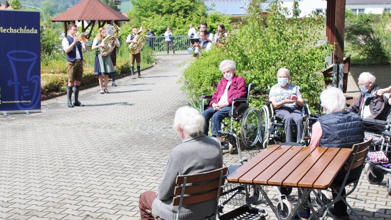 Die Bewohner des BRK-Heims lauschen der zünftigen Blasmusik.