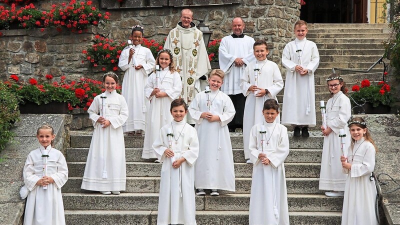 Nach langem Warten empfingen die elf Blaibacher Kommunionkinder am Sonntag erstmals den Leib Christi. Mit im Bild Pater Placyd Kon und Gemeindereferent Franz Strigl (oben mittig von li.)