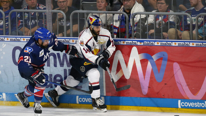 Krämmer im Zweikampf gegen EHC-Spieler Justin Shugg.