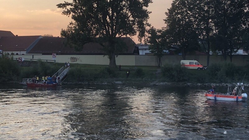 Ein Großaufgebot von Rettungskräften hatte noch am Montagabend die Donau nach dem 26-Jährigen abgesucht.