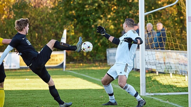 Ohne Abwehrchance war Simbachs Torhüter Patrick Skeide beim Treffer von Xaver Birkeneder in der 16. Minute zum 1:0, doch noch vor der Halbzeitpause glich Tobias Lieb aus.