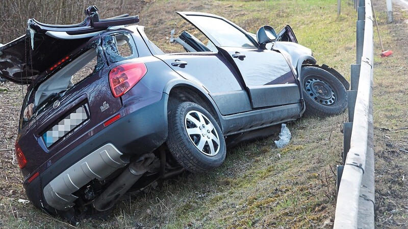 Ein Unfall mit tödlichem Ausgang auf der Staatsstraße bei Donaustauf im April 2018.