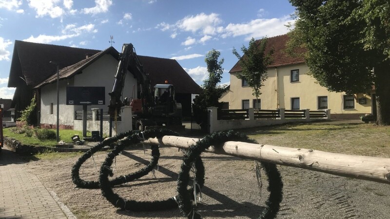 Auch in Rinkam wurde der Maibaum umgelegt.