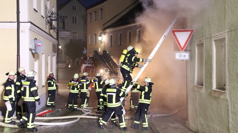 Bei Gemeinschaftsübungen - wie hier beim ehemaligen Schoierer-Anwesen in Bad Kötzting - wurden Einsatzabläufe geschult.