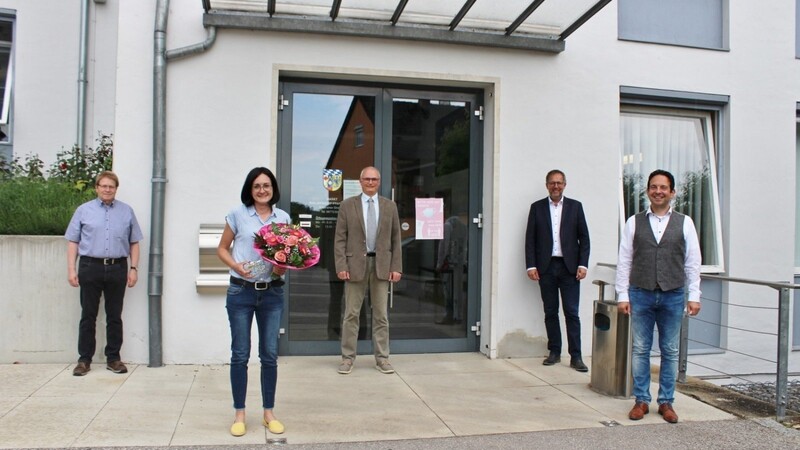 Mit einem kleinen Empfang im Rathaus mit Bürgermeister Christian Dobmeier wurde der neue Vhs-Außenstellenleiter Markus Wargitsch (Dritter von links) willkommen geheißen. Mit dabei waren von links: Heinz Uekermann, Kreisrat und Aufsichtsratsvorsitzender der Vhs Straubing-Bogen, Tanja Hort, die mit einem Blumenstrauß verabschiedet wurde, Bürgermeister Christian Dobmeier und Vhs-Geschäftsführer Robert Dollmann.