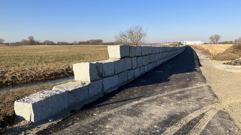 Die Mauer am Randweg bei Atting grenzt das Landschaftsschutzgebiet ab.