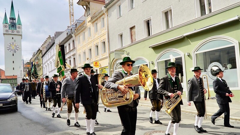 Der Festzug in der Simon-Höller-Straße auf dem Weg zum Schützenhaus.