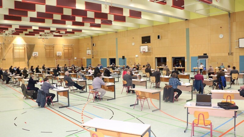 Die Sitzung des Kreistags fand wegen Corona in der Dreifachturnhalle des Veit-Höser-Gymnasiums in Bogen statt.