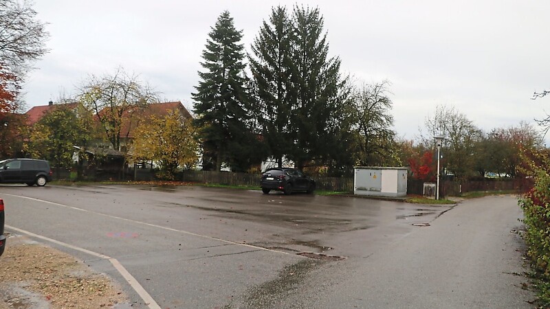 Die Containeranlage mit Umkleiden und Duschen als Übergangslösung für die Fußballer des TuS soll nun auf dem asphaltierten Parkplatz bei der Schule aufgestellt werden.