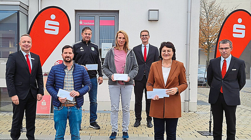 Regionaldirektor Sebastian Wokoeck (v.l.), Grundschulrektor Christian Trissl, Gemeinderat Robert Hummel, Eva Rötzer vom Kindergarten, Christian Gallwitz, Bürgermeisterin Andrea Weiss und Markus Lackermeier.