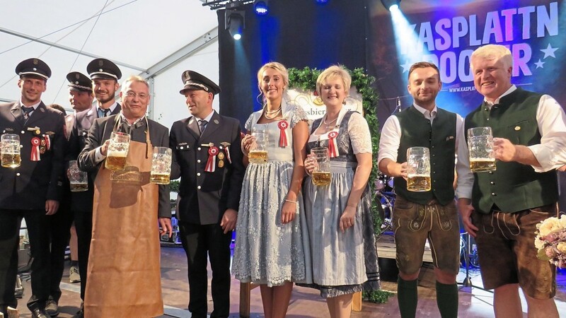 Ozapft is: Nur zwei Schläge brauchte Schirmherr Harald Herrmann (Vierter von links).