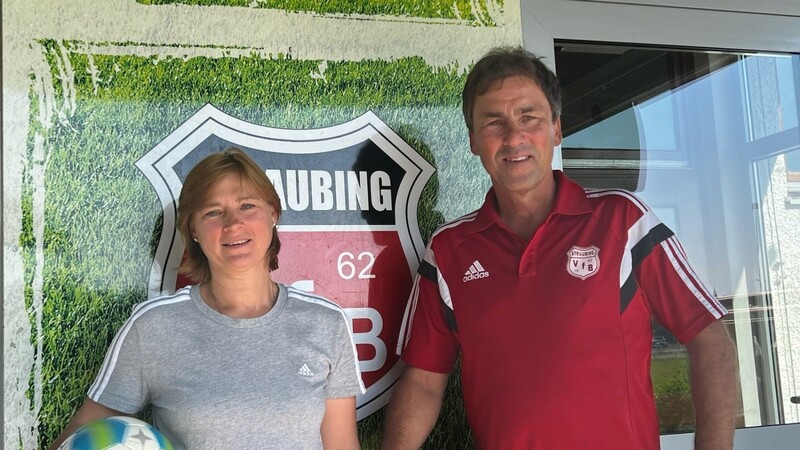 Tetiana Verezubova und Andreas Lahner beim Vorbereiten des Mädchentrainings beim VfB Straubing.