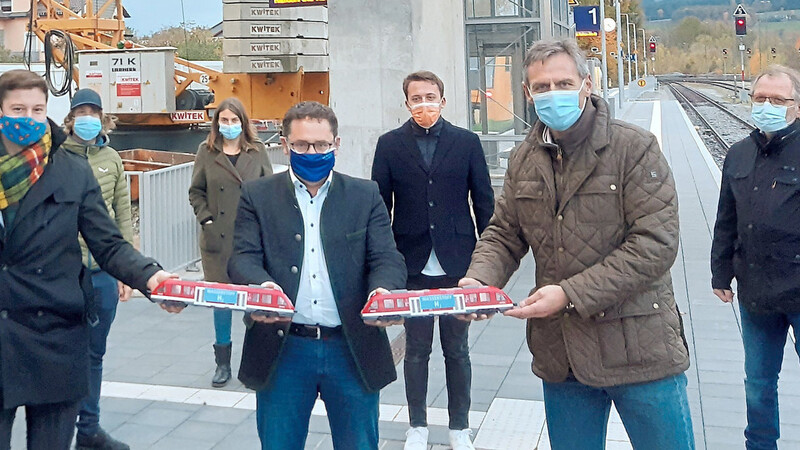 Christian Schindler, MdL Tobias Gotthardt, Toni Schmidt, dahinter Florian Lehminger, Theresa Silberhorn, Julian Preidl, Hans Kraus (von links). Die Freien Wähler wollen mit einem Wasserstoffzug-Pilotprojekt die Metropolenbahn München/Nürnberg-Furth im Wald-Prag jetzt und nicht erst nach dem Ausbau umweltfreundlicher und attraktiver machen.