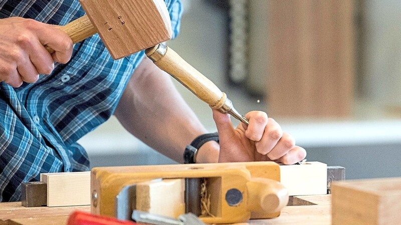 Junge Menschen entscheiden sich immer öfter gegen den Hörsaal und für einen praktischen Beruf. Wer Abitur hat und eine Ausbildung beginnt, kann oftmals gleich im zweiten Lehrjahr einsteigen - und kommt so schnell zu einem Abschluss.