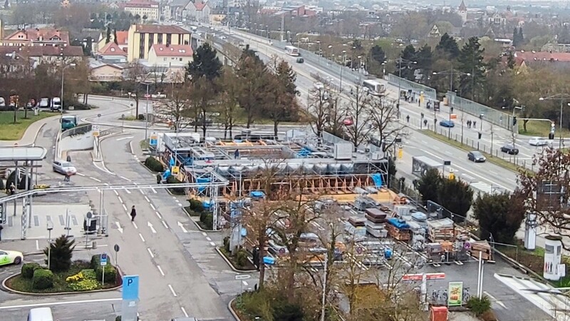 Zwischen DEZ-Eingang und Nordgaustraße wird gerade für den Bau vorbereitet.