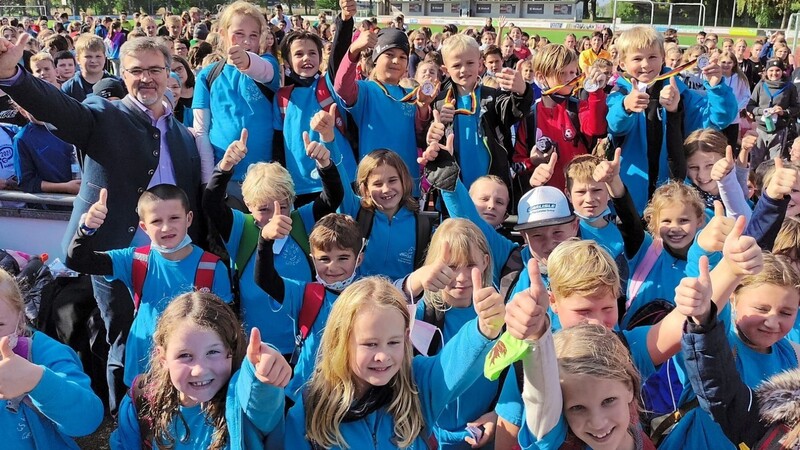 Daumen hoch für den Spendenlauf der LLR, an dem sich auch Grundschüler beteiligten.