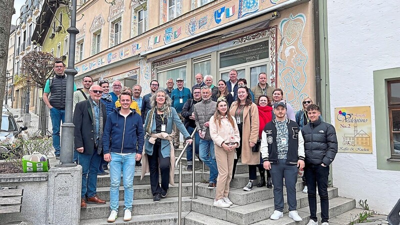 Vor dem "Europahaus" in der Marktstraße posierten die Teilnehmer mit Stadtarchivar Clemens Pongratz (2. Reihe links), der Informationen zum Pfingstritt und zur Stadtgeschichte gab.