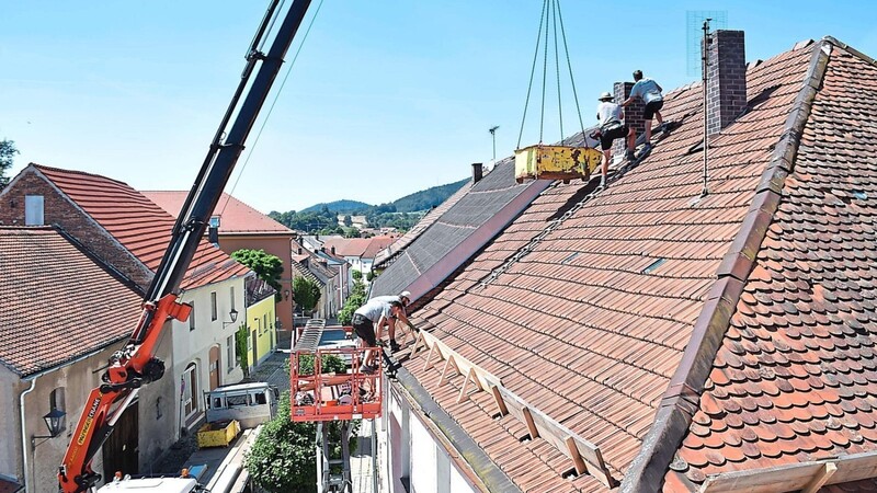 Eine Zimmerei wurde beauftragt, das Dach zu sichern.