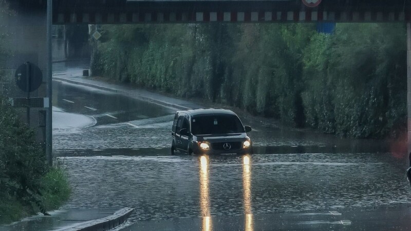 Viele Straßen standen am frühen Freitagabend unter Wasser.