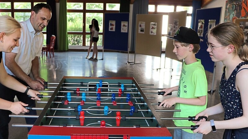 Auf Augenhöhe: Beim Kickern verfliegen die Grenzen und die Scheu, Fragen zu stellen.