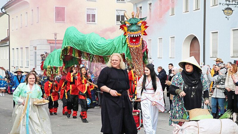 Der Glücksdrache von den Faschingsfreunden Niederwinkling begeisterte die Zuschauer.