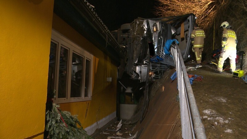 Rettungskräfte der Feuerwehr sind am Unglücksort im Einsatz. Ein deutscher Reisebus ist auf der Rohrmooser Landstraße L722 in Richtung Schladming in der sog. "Schlösselkehre" über eine Böschung gestürzt.