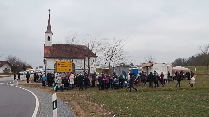 Laurentius-Kapelle Unterflossing: Unweit des Verkehrsschilds, etwa in der Bildmitte, ist die Marienstatue zu sehen.