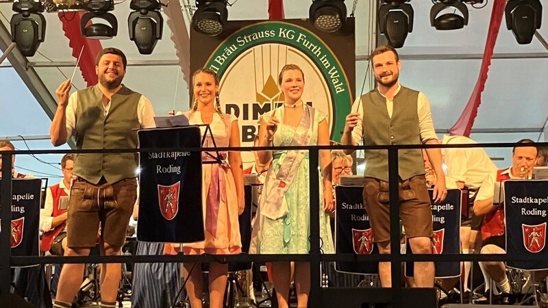 Pfingstbräutigam Florian Kuchler, Pfingstbraut Sophia Inhofer, Rodings Volksfestkönigin Melanie Hofweber und Brautführer Sebastian Kuchler (v.l.).