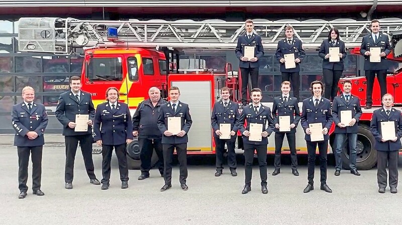 Nach der Zeugnisübergabe: Die neuen Atemschutz-Geräteträger zusammen mit den drei Ausbildern und Feuerwehr-Führungskräften.