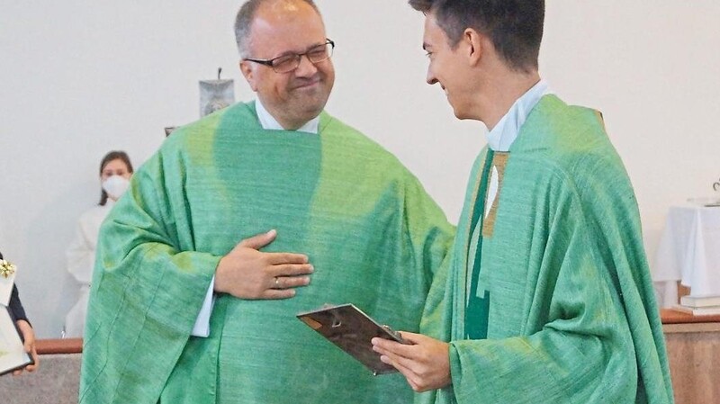 Eine Bronzeplatte überreichte Stadtpfarrer Holger Kruschina an Martin Seiberl.