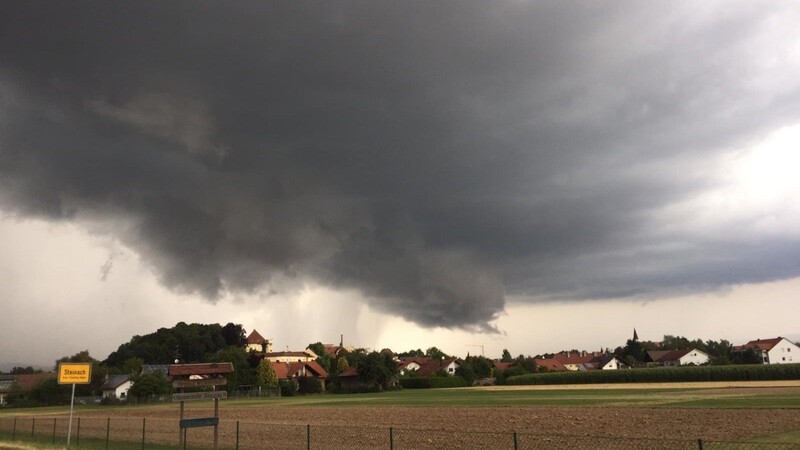 Wolkenabsenkung über Steinach im Kreis Straubing-Bogen.