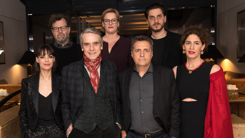 Die Internationale Jury der Berlinale: Berenice Bejo (von links), Kenneth Lonergan, Jeremy Irons, Bettina Brokemper, Kleber Mendonca Filho, Luca Marinelli und Annemarie Jacir