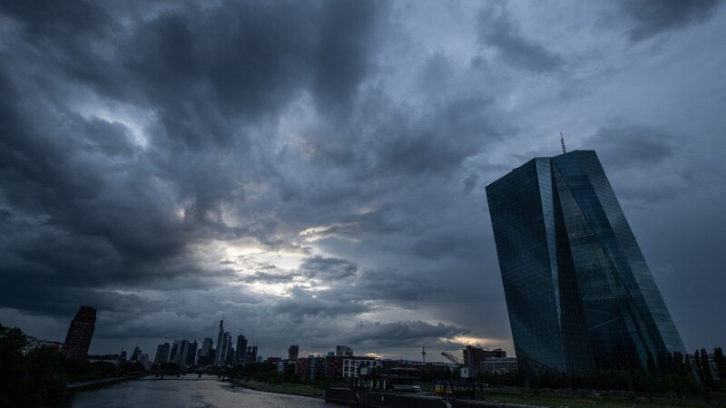 Dunkle Wolken über der EZB: Die Notenbank befindet sich im währungspolitischen Zwiespalt. Dennoch macht die CSU Druck auf die Währungshüter.