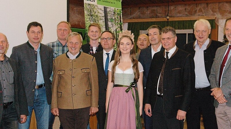 Die Bayerische Waldprinzessin Elisabeth Hegelberger und Forstdirektor Reinhard Menzel (v.r.) gratulierten dem wiedergewählten WBV-Vorsitzenden Ludwig Huber und seinem Vorstand: Josef Graf, Bernd Wadenspanner, Christoph Biberger, Thomas Bayersdorfer, Christoph Galler, Franz Attenkofer, Gerhard Stix, Georg Hintermaier, Bernhard Maier.  Foto: mü