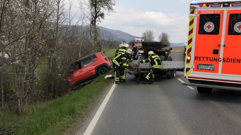 Angehörige der Freiwilligen Feuerwehr Arndorf bergen den Anhänger des Jeeps auf der Staatsstraße 2132 bei Grub.