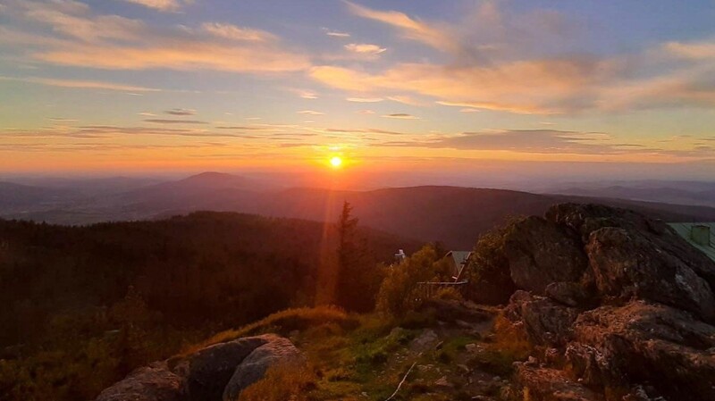 Atemberaubenden Sonnenuntergang auf dem Großen Osser